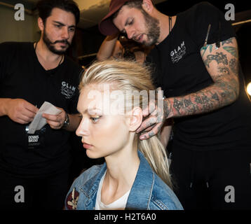 New York, NY, United States - 13 septembre 2016 : un modèle se prépare pour le backstage Dennis Basso Printemps/Été 2017 défilé Banque D'Images
