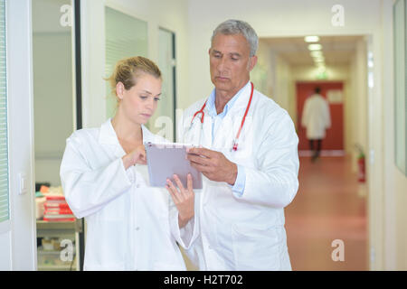 Deux médecins conférant Banque D'Images