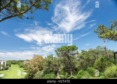 La vallée du Loup, Algarve, Portugal - 2 mai 2014 : nuages dans la vallée du loup (Vale do Lobo), Algarve, Portugal. Vallée du loup est un célèbre un Banque D'Images