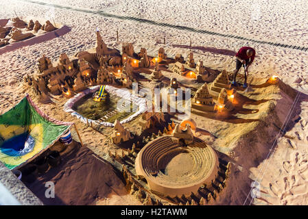 Albufeira, Portugal - 1 mai 2014 : Artiste, construire des châteaux de sable sur la plage d'Albufeira City en Algarve, Portugal Banque D'Images