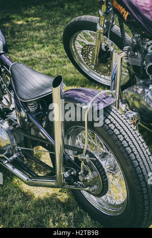 Les tuyaux d'échappement sur mesure sur une moto custom bobber britannique. Vintage filtre appliqué Banque D'Images