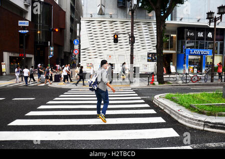 Les japonais et le voyageur étranger quelques croix sur route à concordance rendez Dotonbori le 7 juillet 2015 à Osaka, Japon Banque D'Images