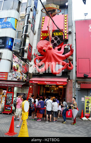 Les gens sont en ligne pour acheter de takoyaki boutique Takoyaki à Dotonbori street le 7 juillet 2015 à Osaka, Japon. Banque D'Images