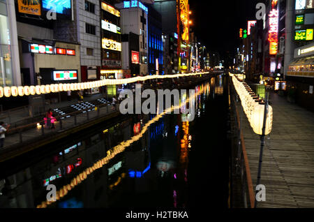 Les japonais et le voyageur étranger en marche zone Dotonbori pour visiter à la recherche des panneaux publicitaires et du shopping à Banque D'Images