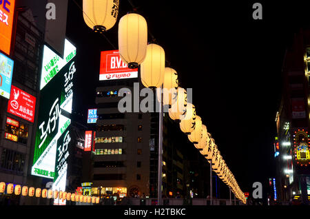 Lampe lanterne japonaise traditionnelle ou de l'équipement d'éclairage et des panneaux publicitaires à la Rivière Dotonbori le 8 juillet, 2015 à Osaka, J Banque D'Images