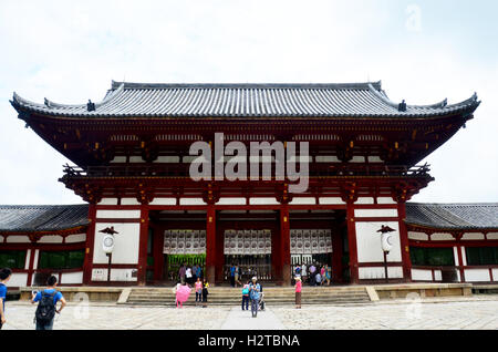 Les japonais et le voyageur étranger marchant à l'intérieur de Temple Todai-ji Temple Hall pour voyager et visiter le Temple Todai-ji à reg Kansai Banque D'Images