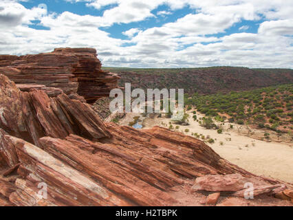 Des falaises de grès rouge en couches au Parc National de Kalbarri avec Murchison River gorge vue dans l'ouest de l'Australie, Kalbarri Banque D'Images