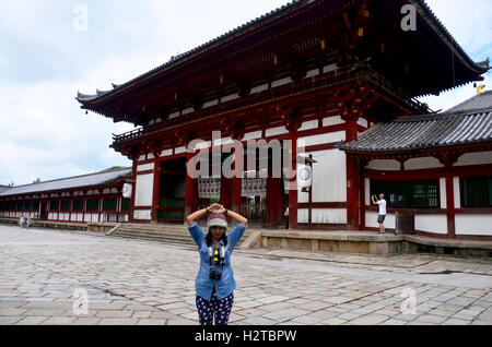 Les femmes thaïlandaises voyageurs posant pour prendre des photos et visiter cette mesure n'a été enregistré comme site du patrimoine mondial au Temple Todai-ji Temple Banque D'Images