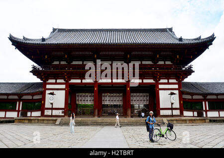 Les femmes thaïlandaises voyageurs posant avec location et visitez cette mesure n'a été enregistré comme site du patrimoine mondial au Temple Todai-ji Temple o Banque D'Images