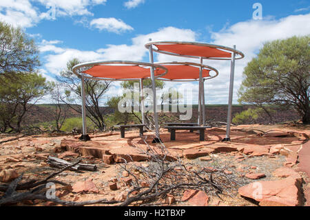 Par soleil moderne avec des bancs au Parc National de Kalbarri en grès rouge et la flore indigène dans l'ouest de l'Australie.,Kalbarri Banque D'Images