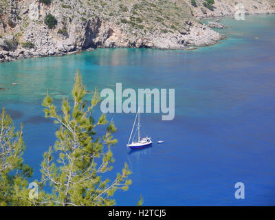 Bateau dans la baie de Loutro, sud de la Crète, Grèce. Banque D'Images