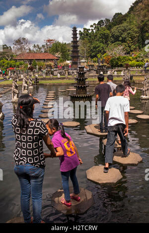 L'INDONÉSIE, Bali, Tirta Gangga, Ababi, Palais de l'eau, les touristes sur l'eau jardin stepping stones Banque D'Images