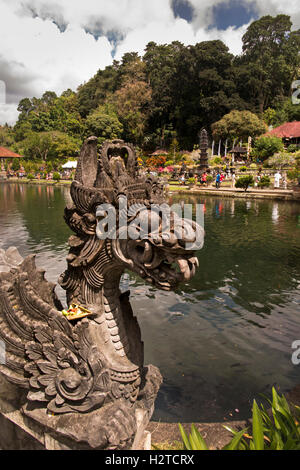 L'INDONÉSIE, Bali, Tirta Gangga, Ababi, Palais de l'eau, tête du serpent décoration pont sur la piscine Banque D'Images