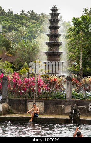 L'INDONÉSIE, Bali, Tirta Gangga, Ababi, Palais de l'eau, bassin de baignade à côté de la fontaine Banque D'Images