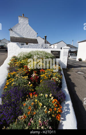 Île d'Islay, en Écosse. Vue pittoresque de l'entrée principale de la distillerie de whisky Bowmore. Banque D'Images