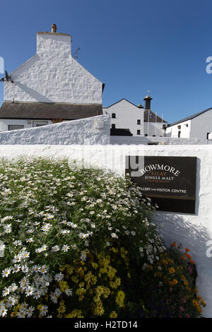 Île d'Islay, en Écosse. Vue pittoresque de l'entrée principale de la distillerie de whisky Bowmore. Banque D'Images