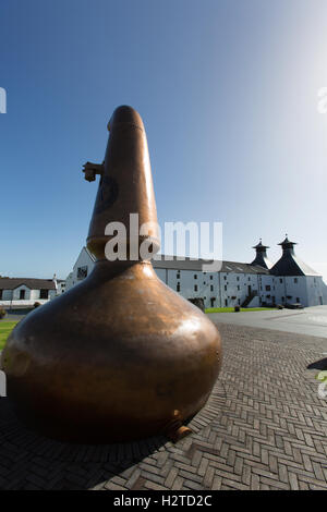 Île d'Islay, en Écosse. Vue pittoresque d'un whisky, avec l'alambic distillerie de whisky Ardbeg en arrière-plan. Banque D'Images