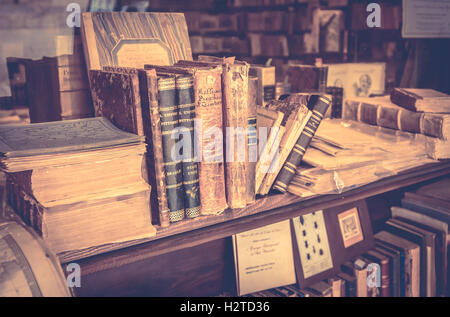 MONTEPULCIANO, ITALIE - Le 23 juin 2015 : collection de livres anciens et de cartes dans la librairie de livres anciens de la toscane, à Montepulciano, ville Banque D'Images