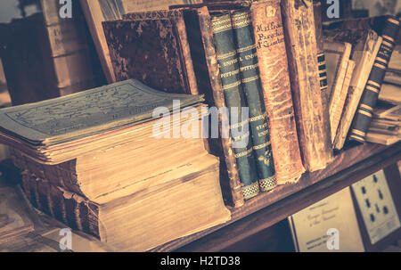 MONTEPULCIANO, ITALIE - Le 23 juin 2015 : collection de livres anciens et de cartes dans la librairie de livres anciens de la toscane, à Montepulciano, ville Banque D'Images