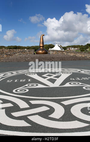 Île d'Islay, en Écosse. Un whisky pot encore, à la distillerie de whisky Ardbeg, avec l'emblème de l'Ardbeg au premier plan. Banque D'Images