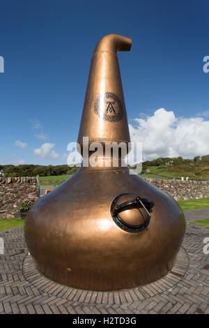 Île d'Islay, en Écosse. Vue pittoresque d'un whisky pot encore, à la distillerie de whisky Ardbeg sur la côte sud d'Islay. Banque D'Images