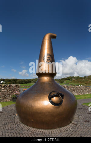 Île d'Islay, en Écosse. Vue pittoresque d'un whisky pot encore, à la distillerie de whisky Ardbeg sur la côte sud d'Islay. Banque D'Images