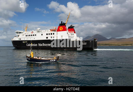 Île d'Islay, en Écosse. L'CalMac ferry MV Finlaggan transitant par le son d'Islay, avec l'île de Jura en arrière-plan. Banque D'Images