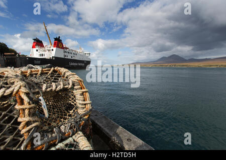 Île d'Islay, en Écosse. Vue pittoresque du CalMac ferry, MV Finlaggan, amarré au port Askaig Islay's. Banque D'Images