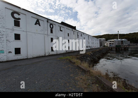 Île d'Islay, en Écosse. Vue pittoresque de la distillerie de whisky Caol Ila sur les rives du détroit d'Islay. Banque D'Images