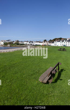 Île d'Islay, en Écosse. Vue tranquille pittoresque de Port Ellen's beach et front de mer, à Frederick Crescent. Banque D'Images