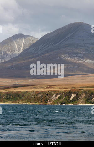 Île d'Islay, en Écosse. Vue sur le son d'Islay à l'île de Jura avec, le PAPS of Jura dans le centre de cette image. Banque D'Images