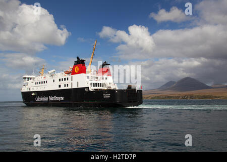 Île d'Islay, en Écosse. L'CalMac ferry MV Finlaggan transitant par le son d'Islay, avec l'île de Jura en arrière-plan. Banque D'Images