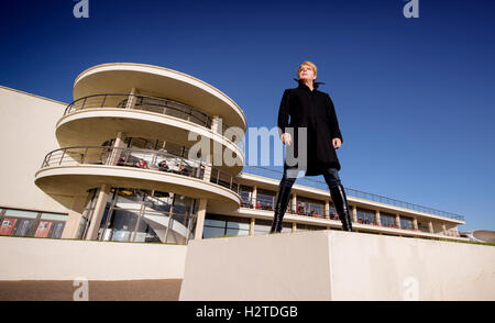 Le comédien Eddie Izzard au De La Warr Pavilion, Hastings, East Sussex UK. Banque D'Images