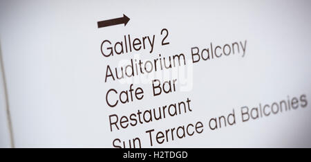 Détail d'un signe à l'intérieur du Pavillon De La Warr à guider les visiteurs aux galeries, café, terrasse et d'un balcon. Banque D'Images
