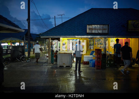 Barbados Oistins pub bar locaux potable ville côtière paroisse Christ Church village de pêcheurs touristes sortir vendredi soir Mar Banque D'Images