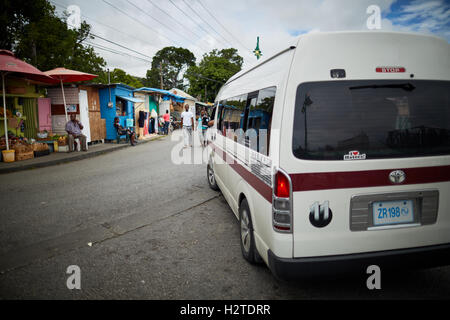 Barbados Oistins ZRs minibus taxi Bridgetown des mini-fourgonnettes, des itinéraires préétablis boogie reggie bus route 11 interio Banque D'Images