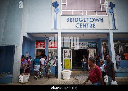 Centre de la Barbade Bridgetown place du marché intérieur délabré délabrés ordures pauvres privés de la commune ONU-ghetto gardé Shabby wai Banque D'Images