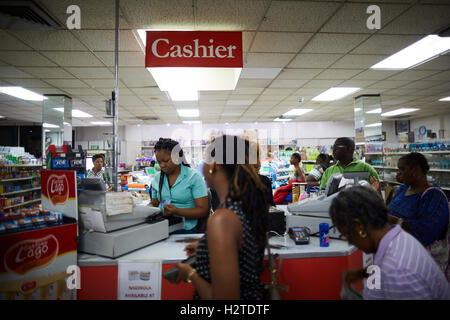 Centre de la Barbade Bridgetown intérieur Woolworths ordures délabré délabrés privés pauvres pauvreté commune ONU-ghetto gardé Shabby w Banque D'Images