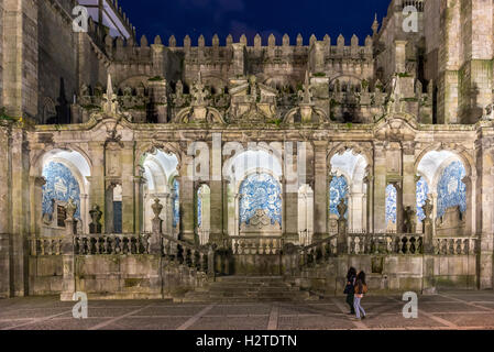 Porto, Portugal - 26 Avril 2014 : la cathédrale. Porto, Portugal. Façade latérale décorée de carreaux de céramique Banque D'Images