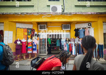 Place du marché de la Barbade Bridgetown commerçants pauvres ordures délabré délabrés privés la pauvreté commune ONU-ghetto gardé en attente minable Banque D'Images