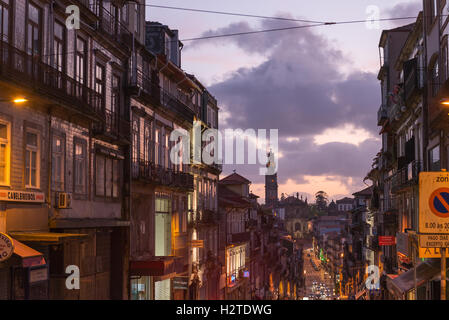 Porto, Portugal - 26 Avril 2014 : la rue des clercs et de l'Église des clercs. Cette église a la plus haute tour de Porto à partir de w Banque D'Images