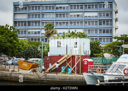 La Barbade Harbour Marina touristes Treasury Building 1960 Bureau d'architecture bâtiment bloc matin bureaux fiscaux du gouvernement O Banque D'Images