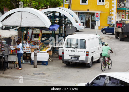 La Barbade Harbour Marina occupé les habitants autour de la circulation des capitaux du marché street road transport transporteur Transports scène t Banque D'Images