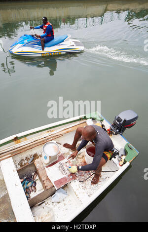 Bateau de pêche pêcheur de la Barbade à la casse de la police d'affaires local professionnel homme aviron ouvrier travailleur pauvre poisson aperçu Banque D'Images