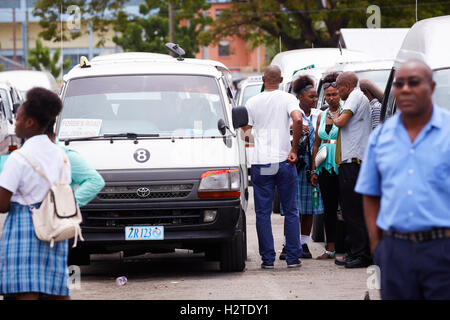 Barbados Oistins ZRs minibus taxi Bridgetown des mini-fourgonnettes, des itinéraires préétablis boogie reggie bus route 11 interio Banque D'Images