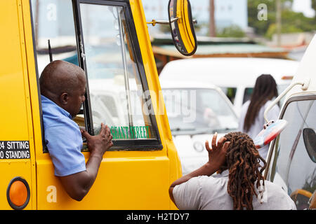 La Barbade station de bus terminus arrêt bus driver bus minibus jaune decker unique fenêtre de chat Banque D'Images