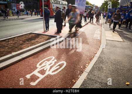 L'Université de Manchester Oxford Road de pistes cyclables Bike biker vtt location vélo exercice cycliste vtt équitation rider ac active Banque D'Images