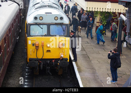 L'ELR East Lancashire Railways station Ramsbottom Uk une classe 50 trainspotter diesel prend sur le patrimoine protégé les amateurs de course de chemin de fer par bénévoles Banque D'Images