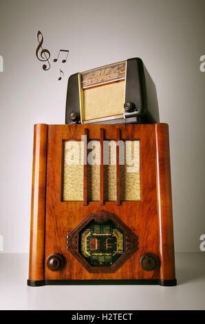 Deux vieux rétro d'un radio-réveil sur une autre avec les notes de musique Banque D'Images