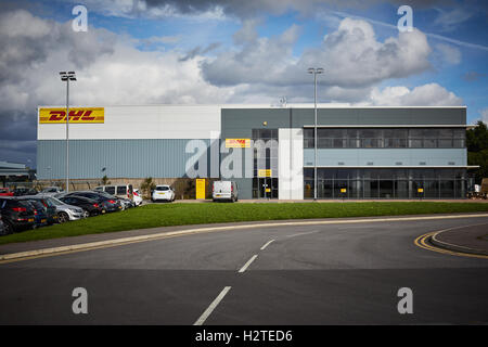 Le POINT DE SERVICE DHL DHL Express de l'aéroport de Manchester City pour le développement de l'espace développé pour laisser petit moyen large business businesse réussi Banque D'Images